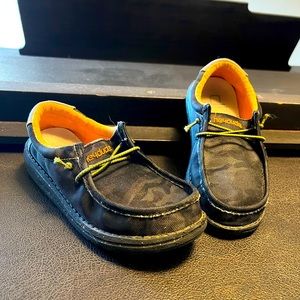 HEY DUDE Kids size Y3 Camo Shoes  Great Pattern!!